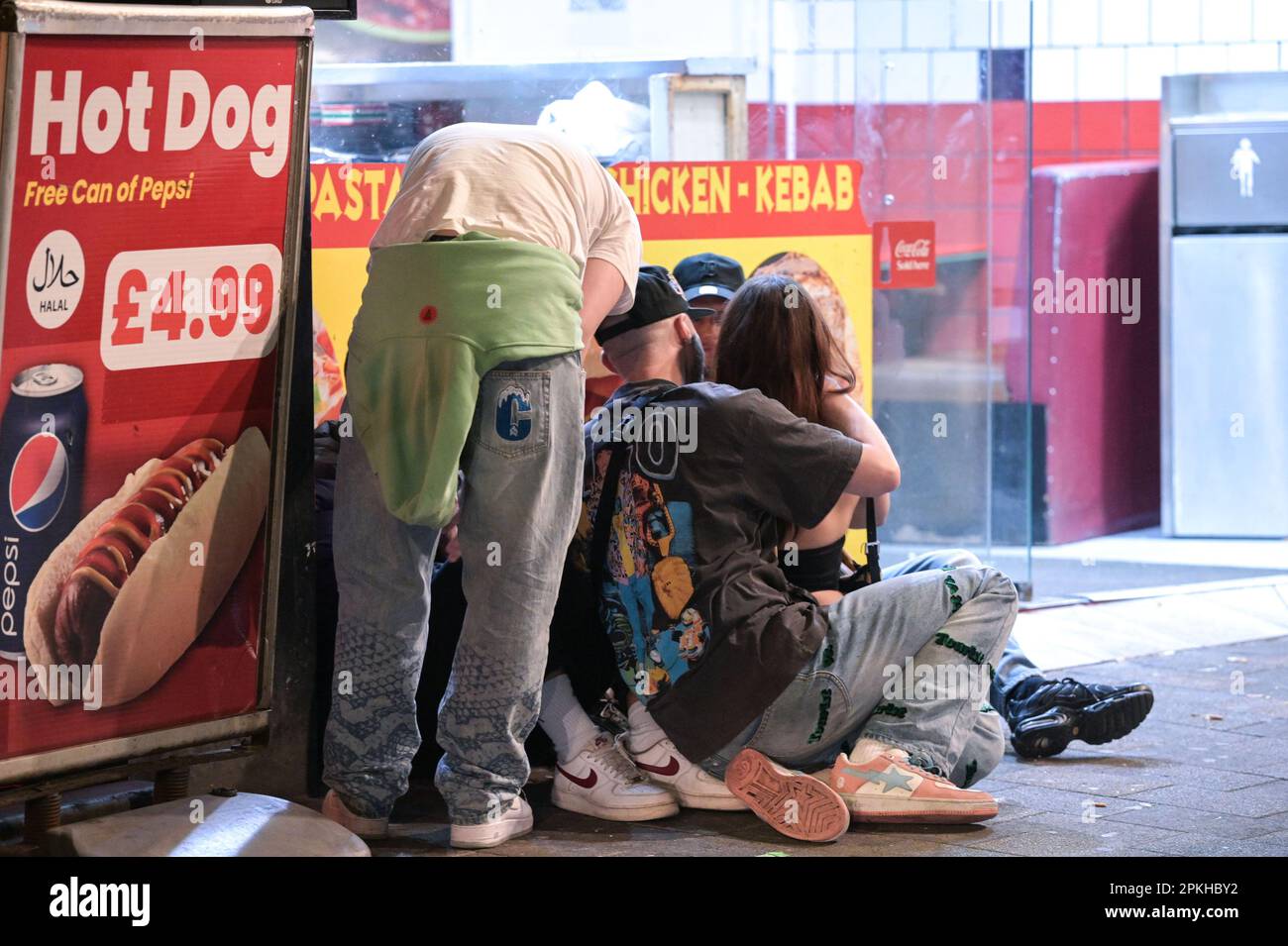 Broad Street, Birmingham, 8. April 2023 - mindestens zwei Nachtschwärmer wurden am Karfreitag in Birmingham verhaftet, nachdem ein Vorfall einen Mann mit einer Verletzung am Kopf hinterlassen hatte, als Beamte die Broad Street in den frühen Morgenstunden blockierten. Partygäste waren draußen, um den Karfreitag zu feiern, bevor es für einige ein schlechter Freitag wurde. Andere lustige Menschen trugen Hasenohren, als sie am beliebten Nachtlokal der Midlands lachten und einige in einem frühen Morgenessen saßen. Quelle: Stop Press Media/Alamy Live News Stockfoto