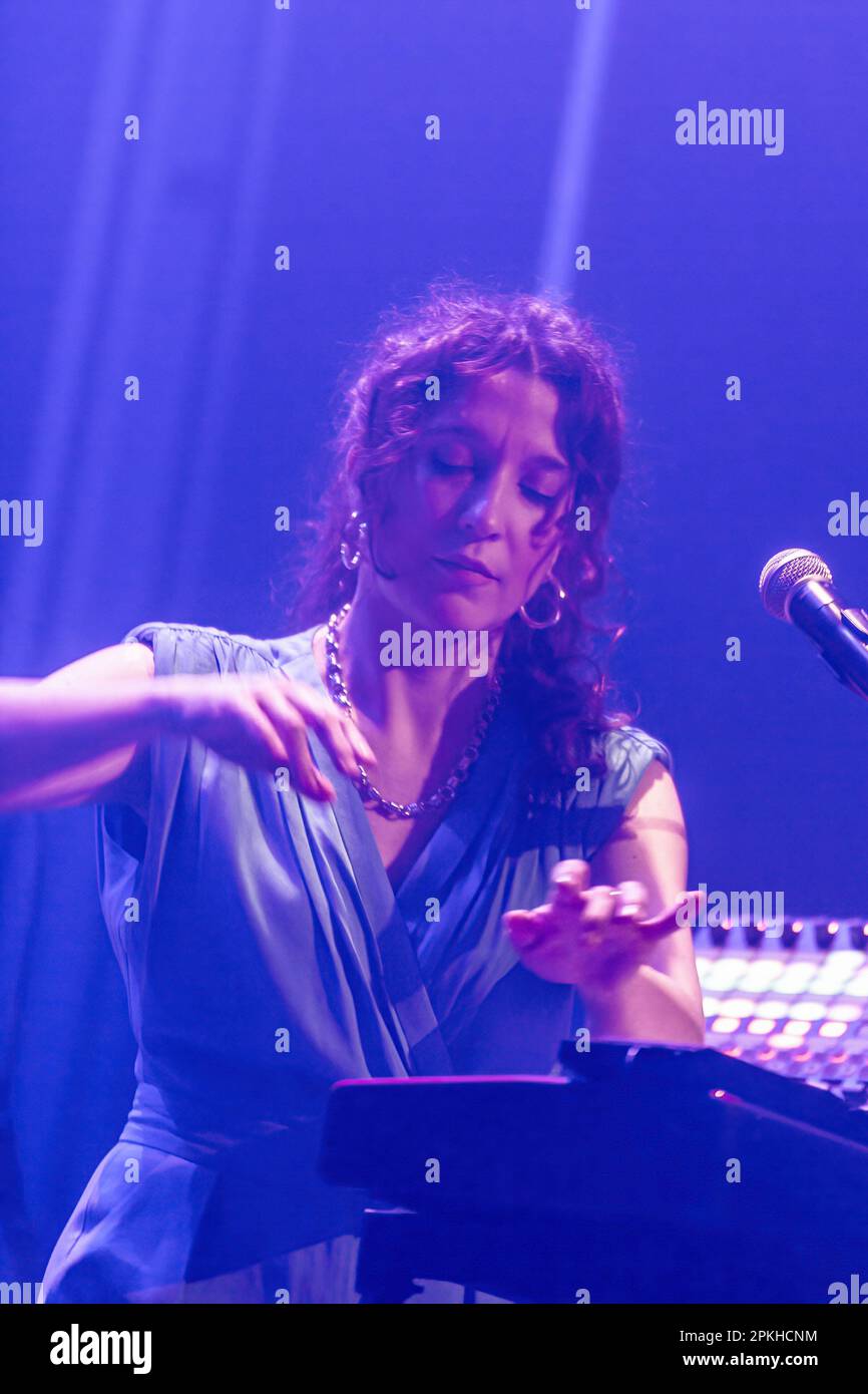 Paris, Frankreich. 05. April 2023. Sophie Maurin, die französische Sängerin und Songautorin, wurde bei einer Aufführung ihres zweiten Albums „Longitudes“ im Café de la Danse in Paris gesehen. (Foto: Telmo Pinto/SOPA Images/Sipa USA) Guthaben: SIPA USA/Alamy Live News Stockfoto