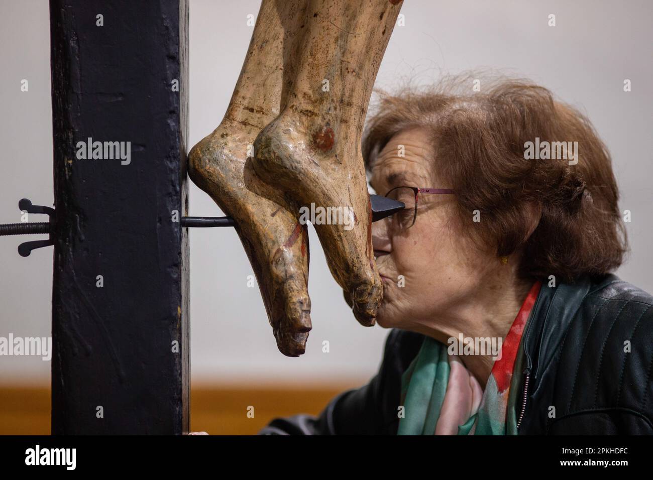 Sahagun, Spanien. 07. April 2023. Eine Frau küsst ehrfürchtig die Füße des Bildes des gekreuzigten artikulierten Christus, während der Gottesbeerdigung in der Kirche San Lorenzo in Sahagun. (Foto: Luis Soto/SOPA Images/Sipa USA) Guthaben: SIPA USA/Alamy Live News Stockfoto