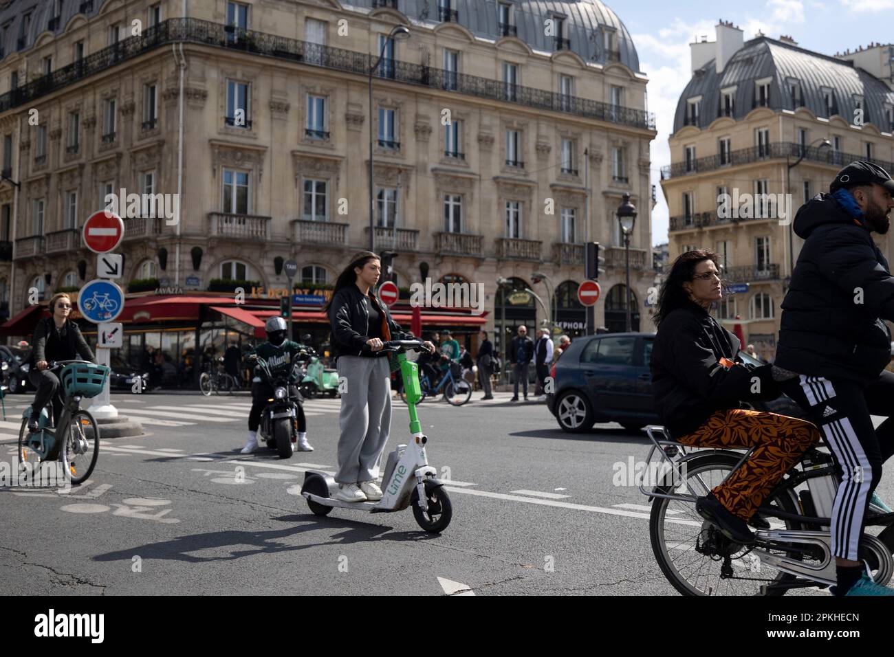 Paris, Frankreich. 07. April 2023. Eine Frau wird in Paris auf einem gemieteten E-Roller auf der Radspur gesehen. In der vergangenen Woche haben die Pariser für ein Verbot des Verleihs von Elektrorollern in ihrer Stadt gestimmt, da die Verkehrssicherheit und Verkehrsunfälle mit E-Scootern in der Stadt gefährdet sind. Die Betriebslizenzen der E-Scooter-Unternehmen wie Lime, Dott und Tier werden in Paris ab dem 1. September 2023 gemäß dem Bürgermeister von Paris weiterentwickelt. (Foto: Hesther Ng/SOPA Images/Sipa USA) Guthaben: SIPA USA/Alamy Live News Stockfoto