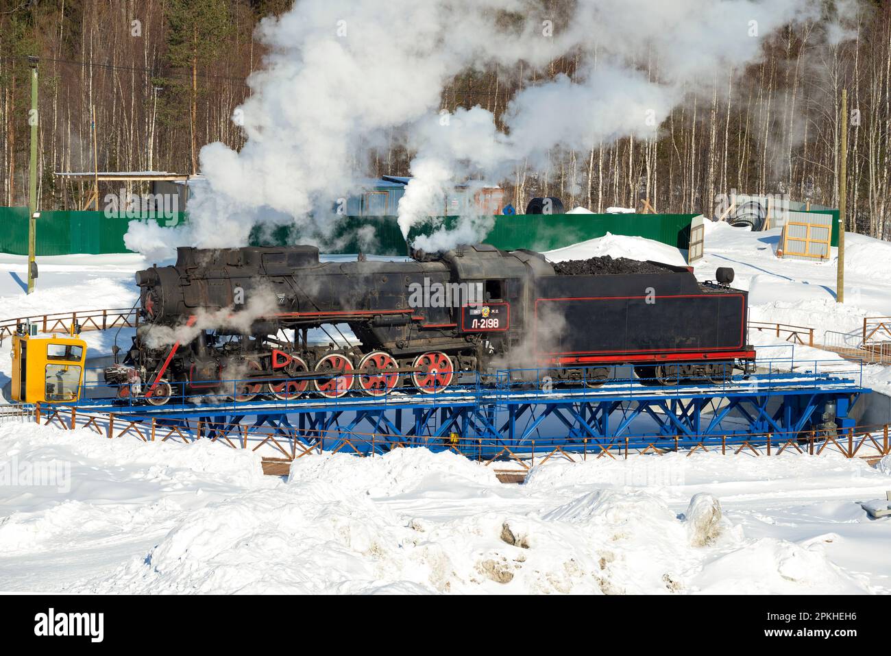 RUSKEALA, RUSSLAND - 10. MÄRZ 2021: Die alte sowjetische Dampflokomotive L-2198 dreht sich an einem sonnigen Märztag in einem Wendekreis. Karelien Stockfoto