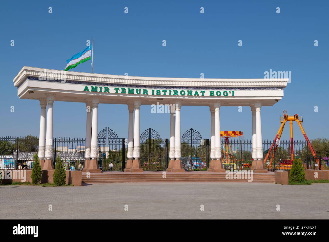URGENCH, USBEKISTAN - 07. SEPTEMBER 2022: Der zentrale Eingang des Stadtparks, benannt nach Amir Temur (Tamerlan) an einem sonnigen Tag im September Stockfoto