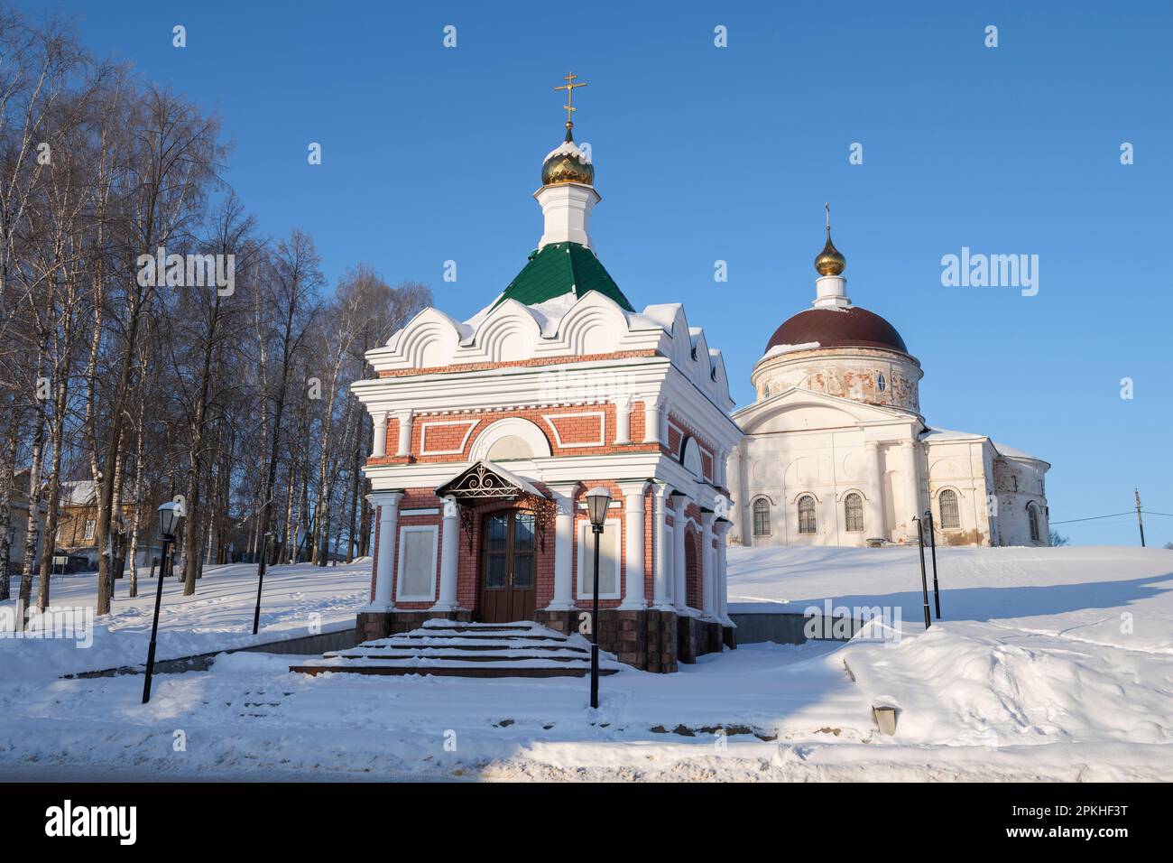Kapelle St. Nicholas der Wunderarbeiter und der alte Heilige Nicholas-Kathedrale an einem sonnigen Januar-Tag. Myshkin. Jaroslawl-Region, Russland Stockfoto