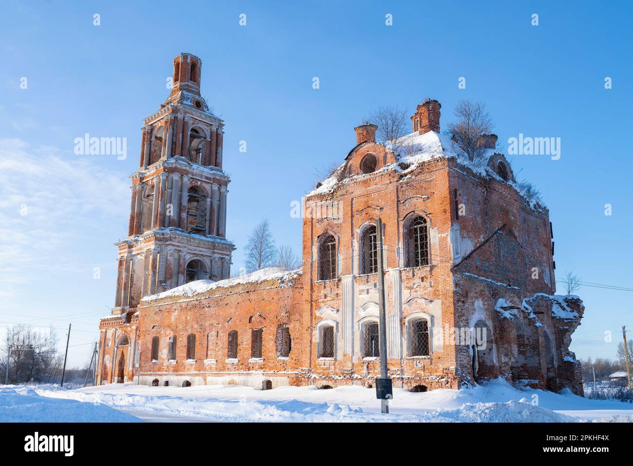 Blick auf die Ruinen der antiken Kirche der lebenspendenden Dreifaltigkeit (1790) an einem frostigen Januartag. Der Alte Necouz. Jaroslawl-Region, Russland Stockfoto