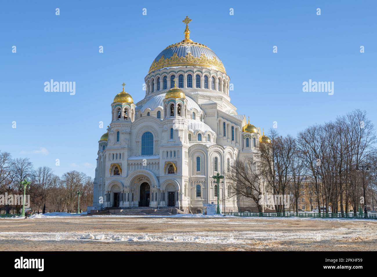 KRONSHTADT, RUSSLAND - 13. MÄRZ 2023: Kathedrale von St. Nicholas der Wunderarbeiter an einem sonnigen Marschtag. Ankerwinkel Stockfoto