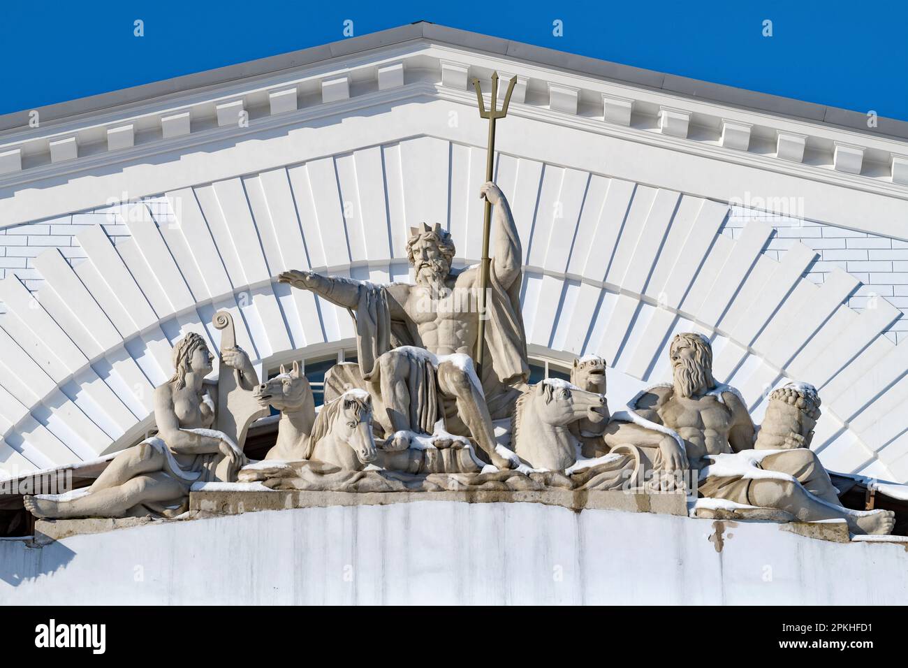 ST. PETERSBURG, RUSSLAND - 02. APRIL 2022: Alte skulpturelle Komposition „Triumph von Neptun“ auf dem Pediment des Exchange-Gebäudes aus der Nähe Stockfoto