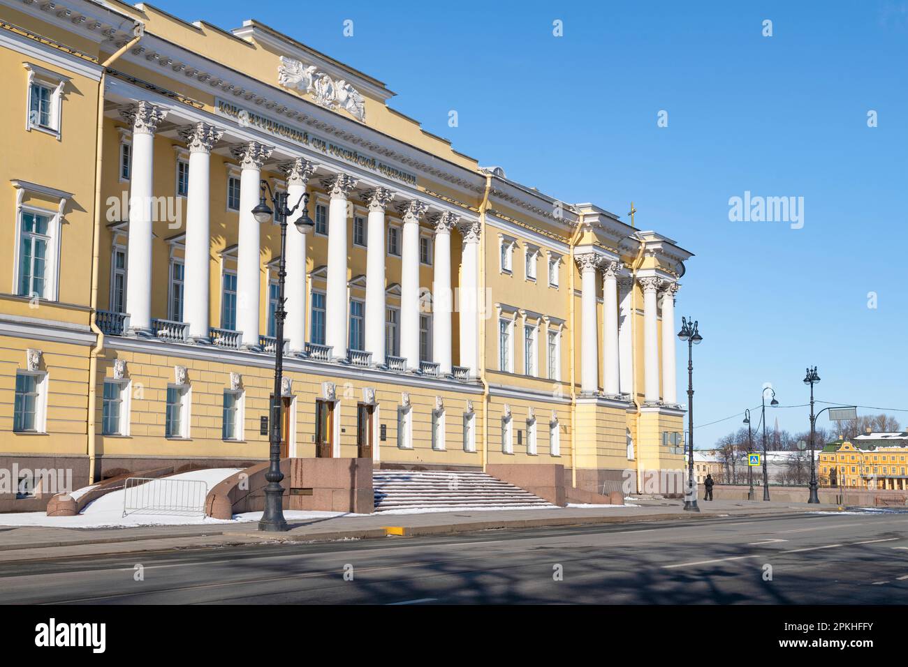 SANKT PETERSBURG, RUSSLAND - 02. APRIL 2023: Gebäude des Verfassungsgerichts der Russischen Föderation an einem sonnigen April-Tag Stockfoto