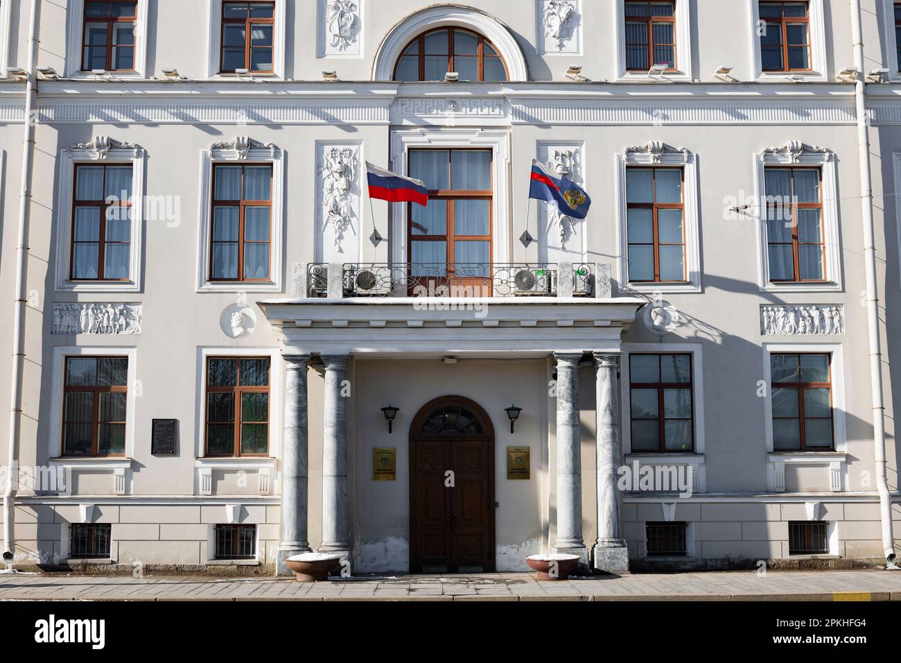 SANKT PETERSBURG, RUSSLAND - 02. APRIL 2023: Haupteingang des Gebäudes der Staatsanwaltschaft der Stadt. Die ehemalige edle Villa der Myatlevs Stockfoto