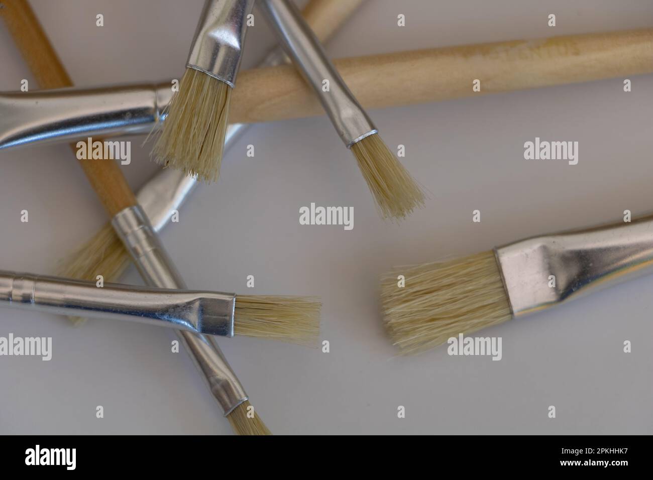 Pinsel auf weißem Hintergrund malen. Nahaufnahme Stockfoto
