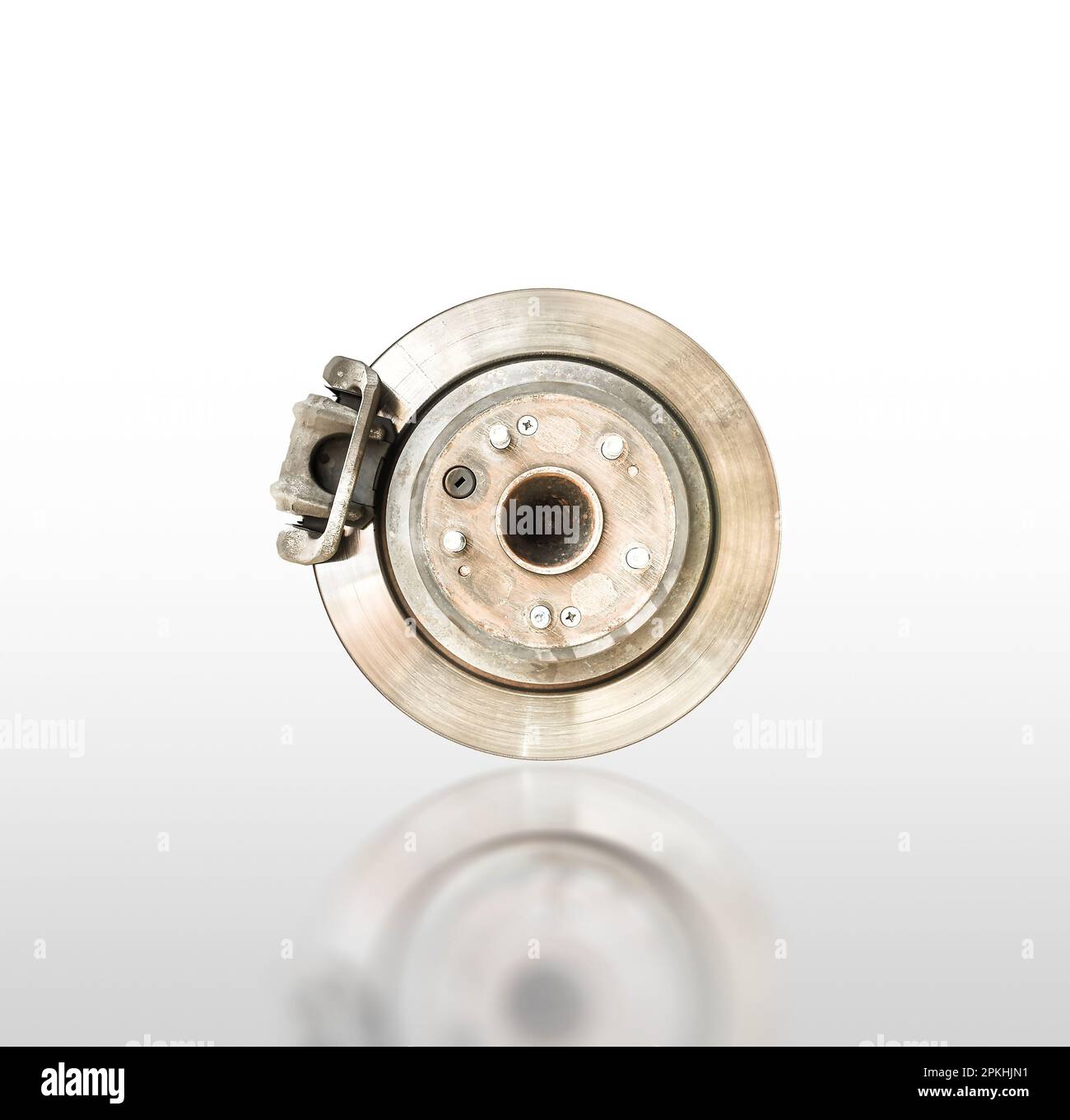 Scheibenbremse aus Autometall isoliert und Bremssattel auf weißem Hintergrund mit Reflexion, Clipping-Pfad enthalten. Stockfoto
