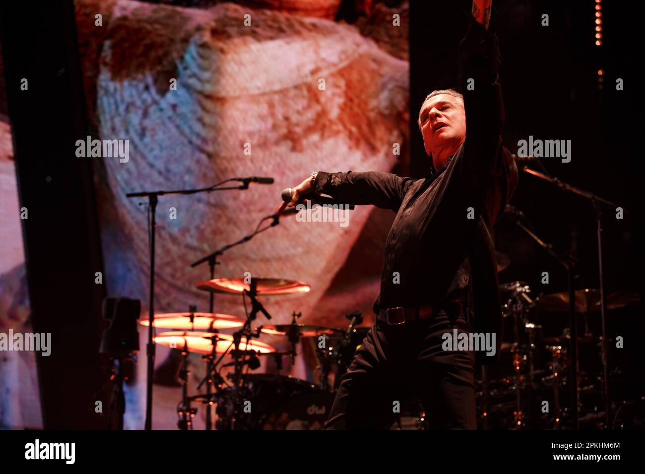 Depeche Mode Leadsänger Dave Gahan tritt auf der Bühne während der „Memento Mori“ Tour auf Stockfoto