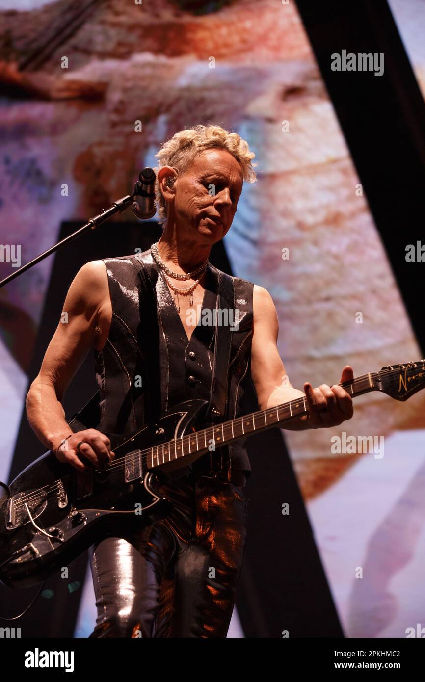 Martin Gore vom Depeche-Modus spielt Gitarre auf der Bühne während der „Memento Mori“-Tour Stockfoto