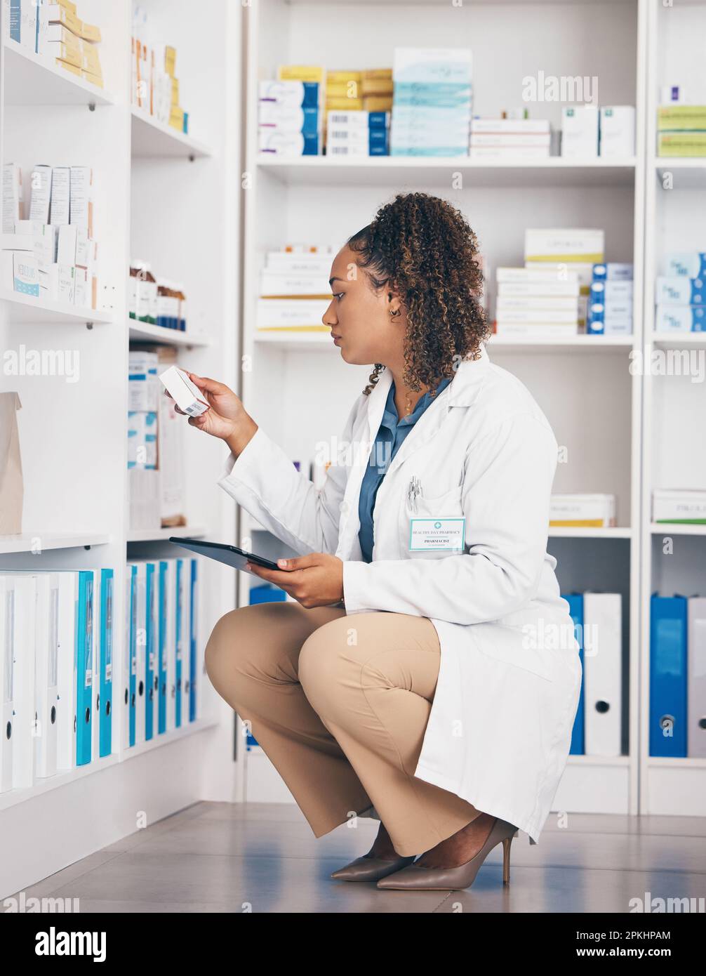Tablet, Aktien und Versicherung mit einer Apothekerin bei der Arbeit ...