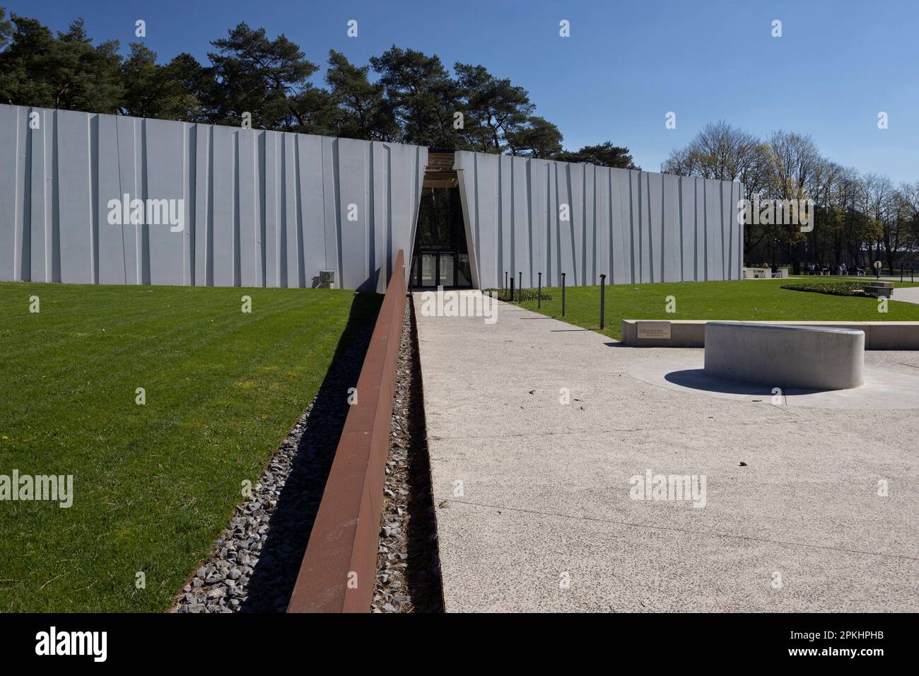 LENS, FRANKREICH, 3. APRIL 2023: Außenansicht des Vimy Ridge Visitor Education Center in Vimy bei Lens. Das Zentrum befindet sich in der Nähe des kanadischen Nationalparks V. Stockfoto