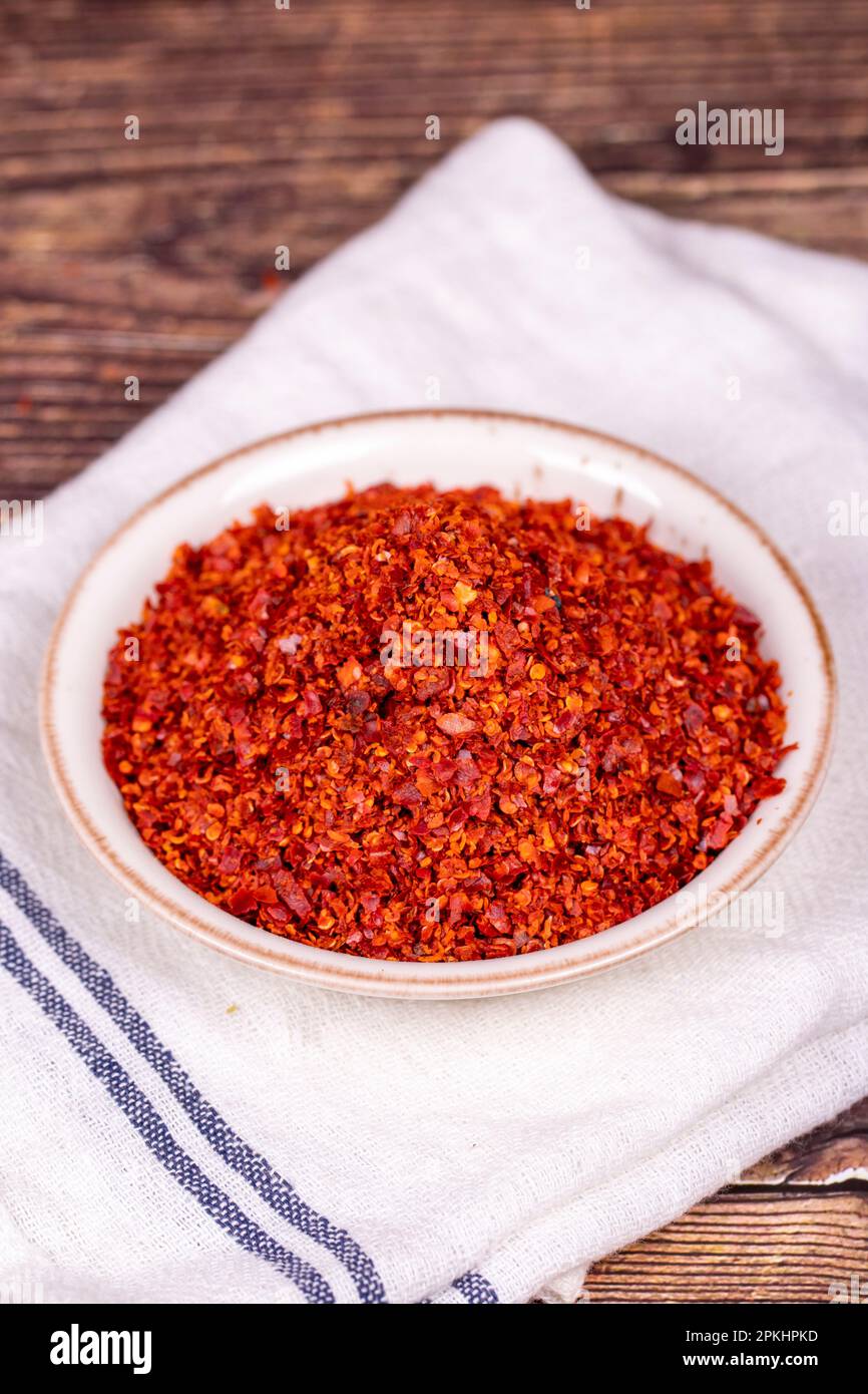 Chilipfeffer ohne Samenflocken. Getrocknete rote Pfefferflocken in der Schüssel. Gewürze und Kräuter. Stockfoto