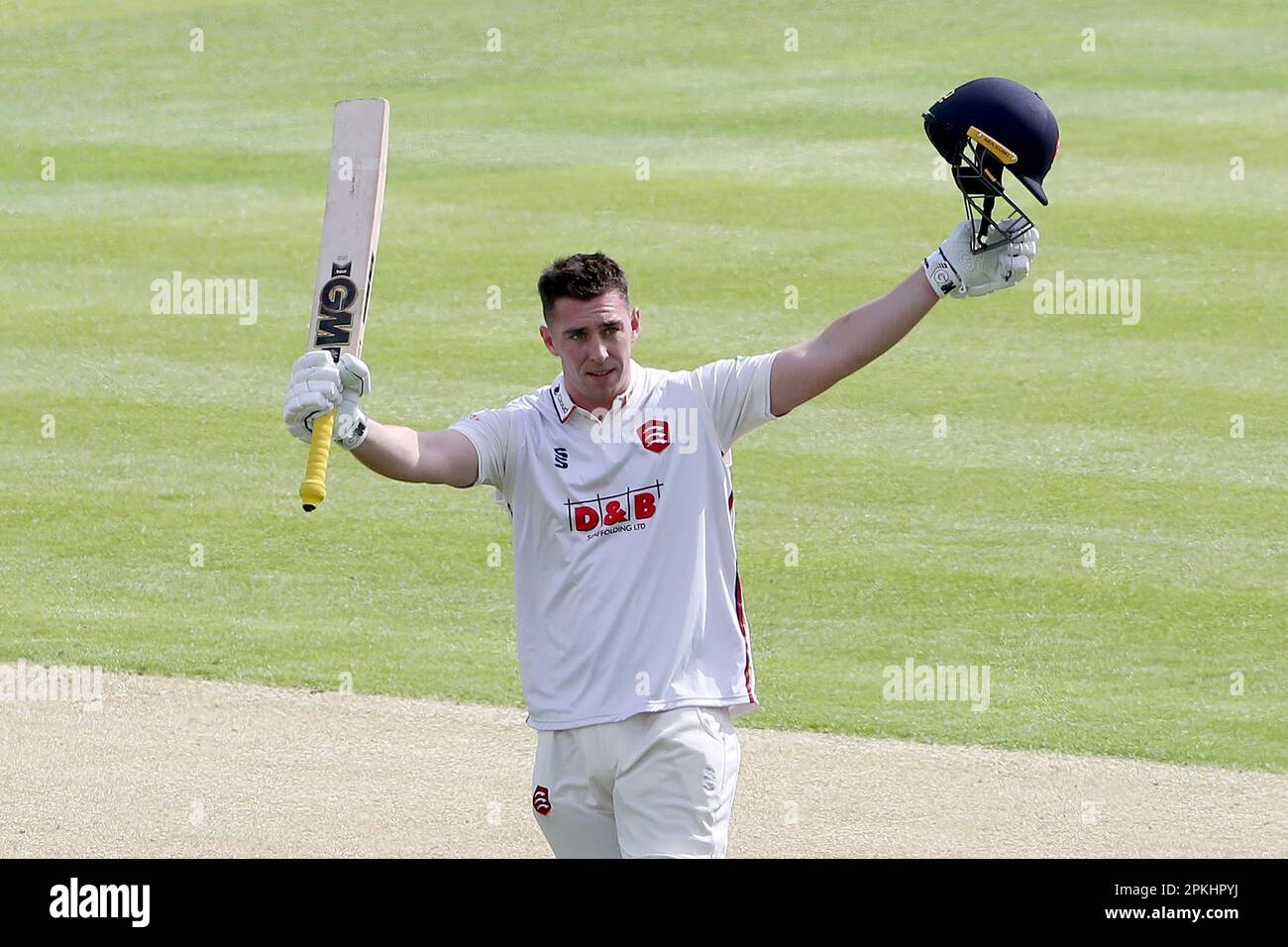 Dan Lawrence von Essex erhebt seinen Schläger, nachdem er sein Jahrhundert während Middlesex CCC gegen Essex CCC, LV Insurance County Championship Division 1 Cricket, erreicht hat Stockfoto