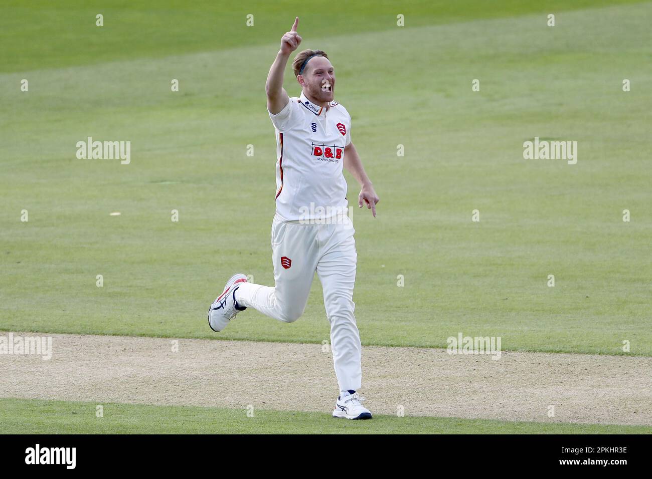 Jamie Porter von Essex feiert die Wicket von Max Holden bei Middlesex CCC gegen Essex CCC, LV Insurance County Championship Division 1 Cricke Stockfoto