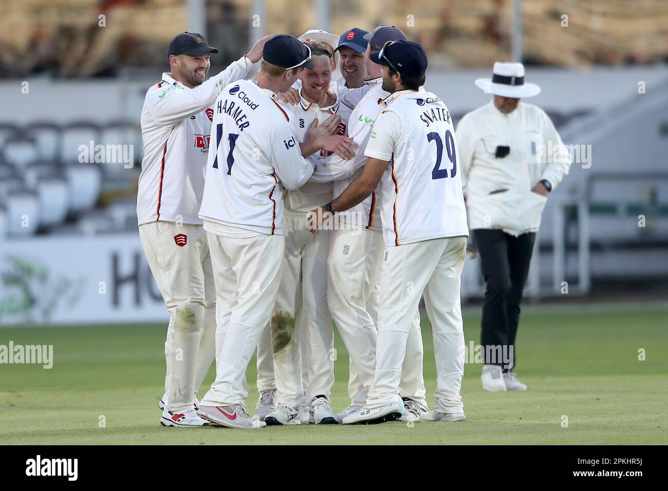 Jamie Porter von Essex feiert die Wicket-Tour von Toby Roland-Jones während Middlesex CCC gegen Essex CCC, LV Insurance County Championship Division 1 Stockfoto
