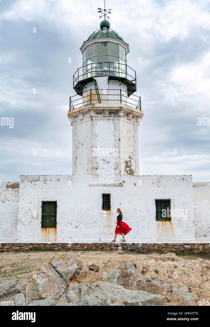 Tourist mit rotem Rock, altem Leuchtturm, Faro De Armenistis, Mykonos, Kykladen, Ägäisches Meer, Griechenland Stockfoto