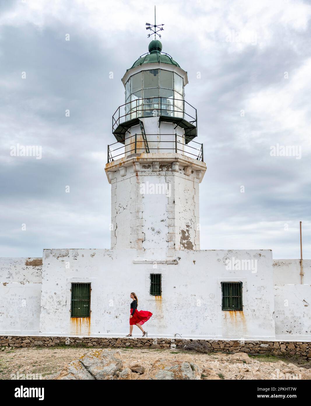 Tourist mit rotem Rock, altem Leuchtturm, Faro De Armenistis, Mykonos, Kykladen, Ägäisches Meer, Griechenland Stockfoto