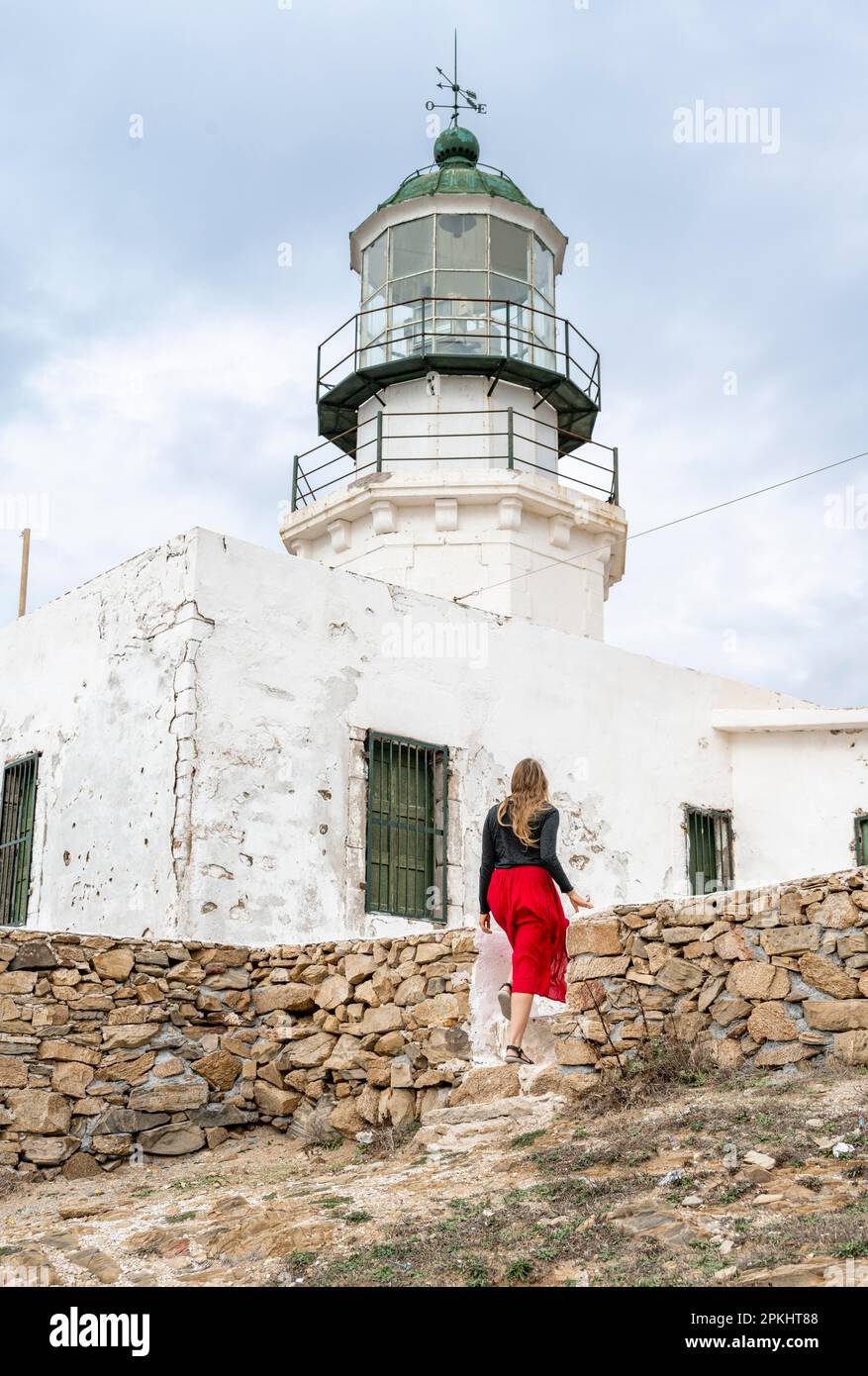 Tourist mit rotem Rock, altem Leuchtturm, Faro De Armenistis, Mykonos, Kykladen, Ägäisches Meer, Griechenland Stockfoto