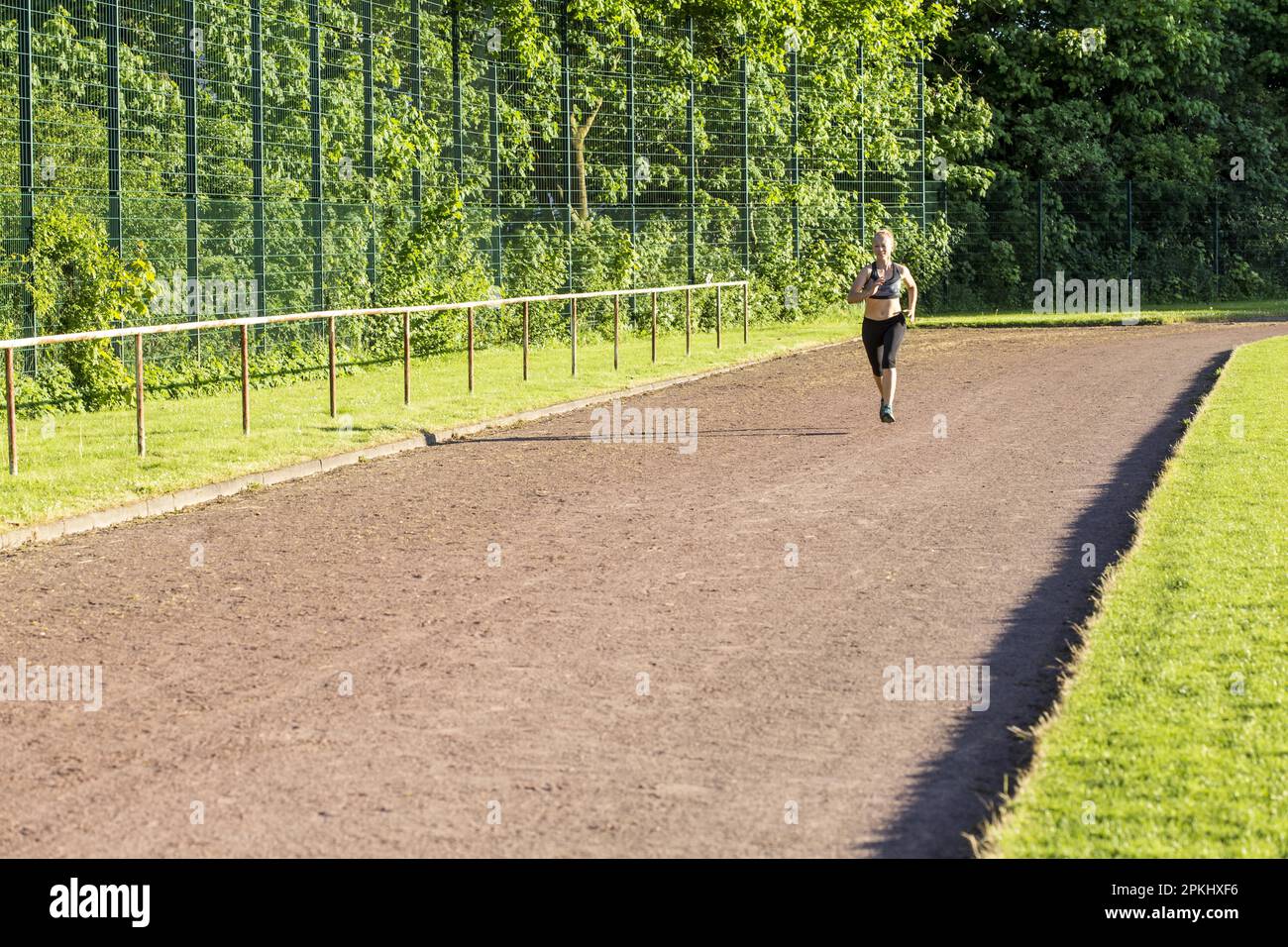 Frau (38) auf einer Sandstrecke, Kiel, Schleswig-Holstein, Deutschland Stockfoto