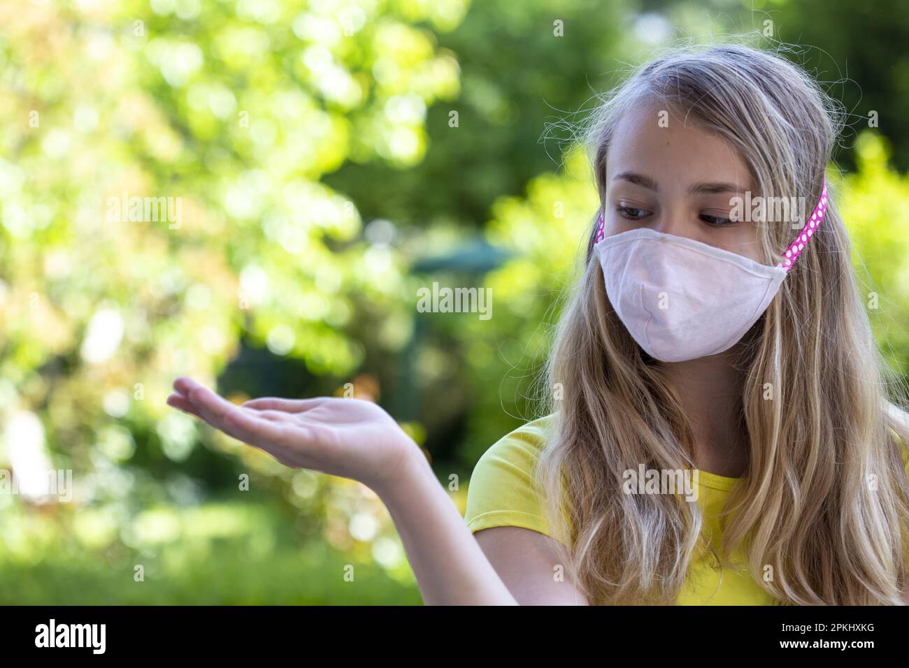 Mädchen (11) mit Mund-Nase-Schutz, Kiel, Schleswig-Holstein, Deutschland Stockfoto