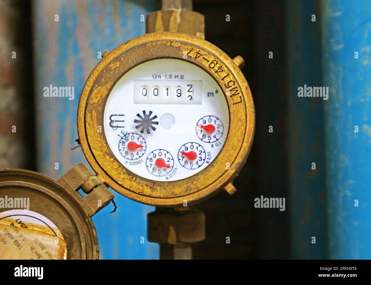 Wasserzähler für Wettergeschwindigkeit mit Rohren im Hintergrund Stockfoto