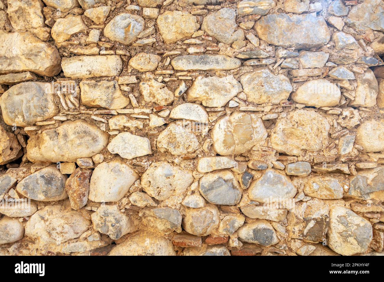 Leere beige Hintergrundstruktur aus altem Steinbaumaterial. Vintage raue massive Steinwand, blankes Mauerwerk oder Boden als Hintergrund. Speicherplatz kopieren. Stockfoto