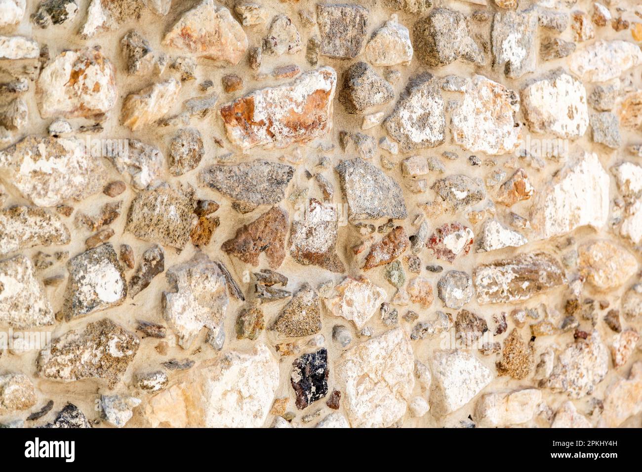 Entfernen Sie altes Steinbaumaterial mit beiger Zementhintergrundstruktur. Grobe Steinwand im Vintage-Stil, blankes Mauerwerk oder Bodenhintergrund. Speicherplatz kopieren. Stockfoto