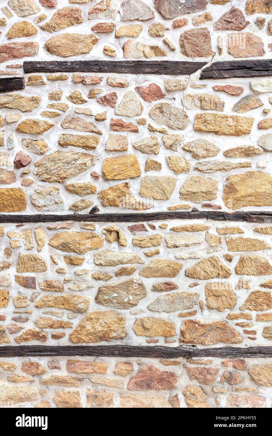 Steinwand beige mit weißem Zementhintergrund. Steinwand im Vintage-Stil mit drei dunklen parallelen Linien, blankes Mauerwerk oder Boden als Hintergrund. Kopieren Sie Spac Stockfoto