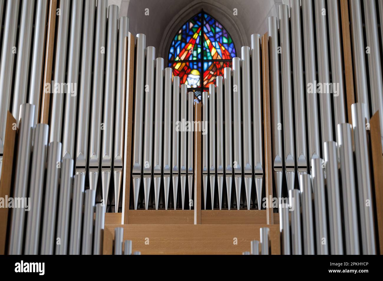 05. April 2023, Niedersachsen, Osnabrück: Blick auf die sogenannte Friedensorganisation im Lutherischen St. Katharinenkirche. Das Gotteshaus hat eine neue Orgel erhalten, die am Ostersonntag in Betrieb genommen werden soll. (Zu dpa-Korr 'Ostern, eine neue Orgel für eine alte Kirche') Foto: Friso Gentsch/dpa Stockfoto