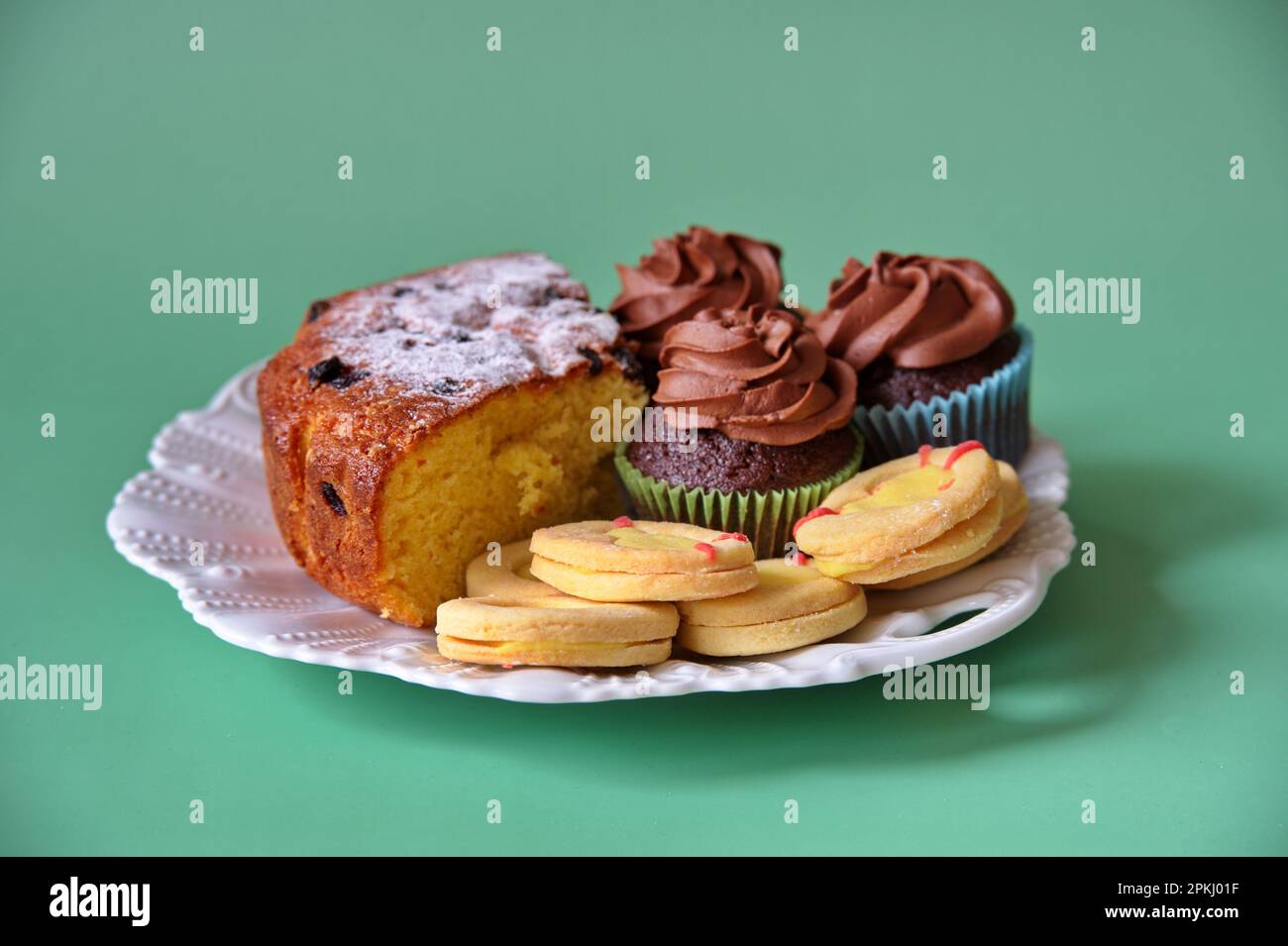 Nahaufnahme der Osterkekse auf grünem Hintergrund Stockfoto