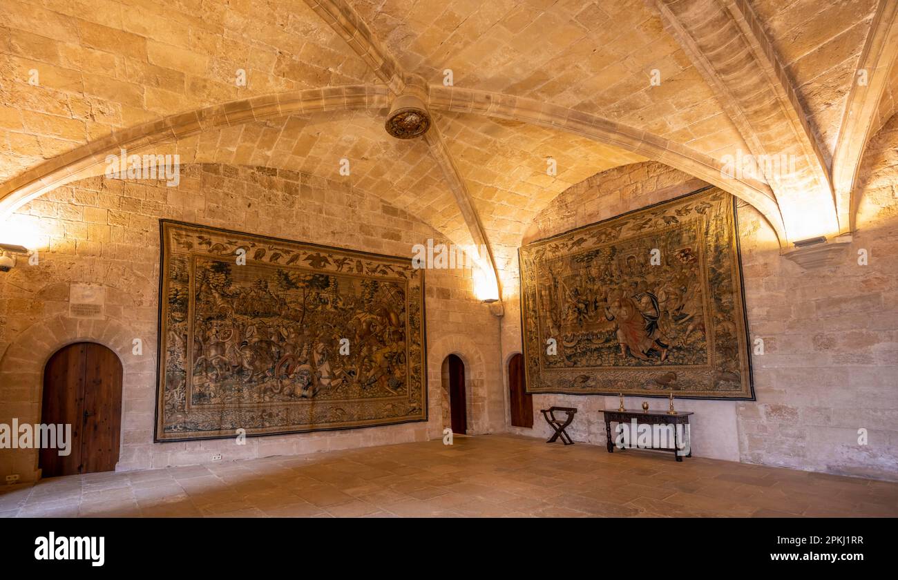 Zimmer des Sala Mayor, auch Tinell genannt, mit kunstvoll verzierten Wandteppichen, Innenausstattung des Königspalastes La Almudaina, Palau Reial de lmudaina, Palma de Stockfoto