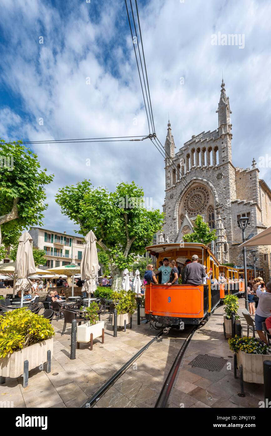 Historische Straßenbahn Tren de Soller und Kirche Parroquia de Sant Bartomeu de Soller, Placa de la Constitucio, Soller, Mallorca, Spanien Stockfoto
