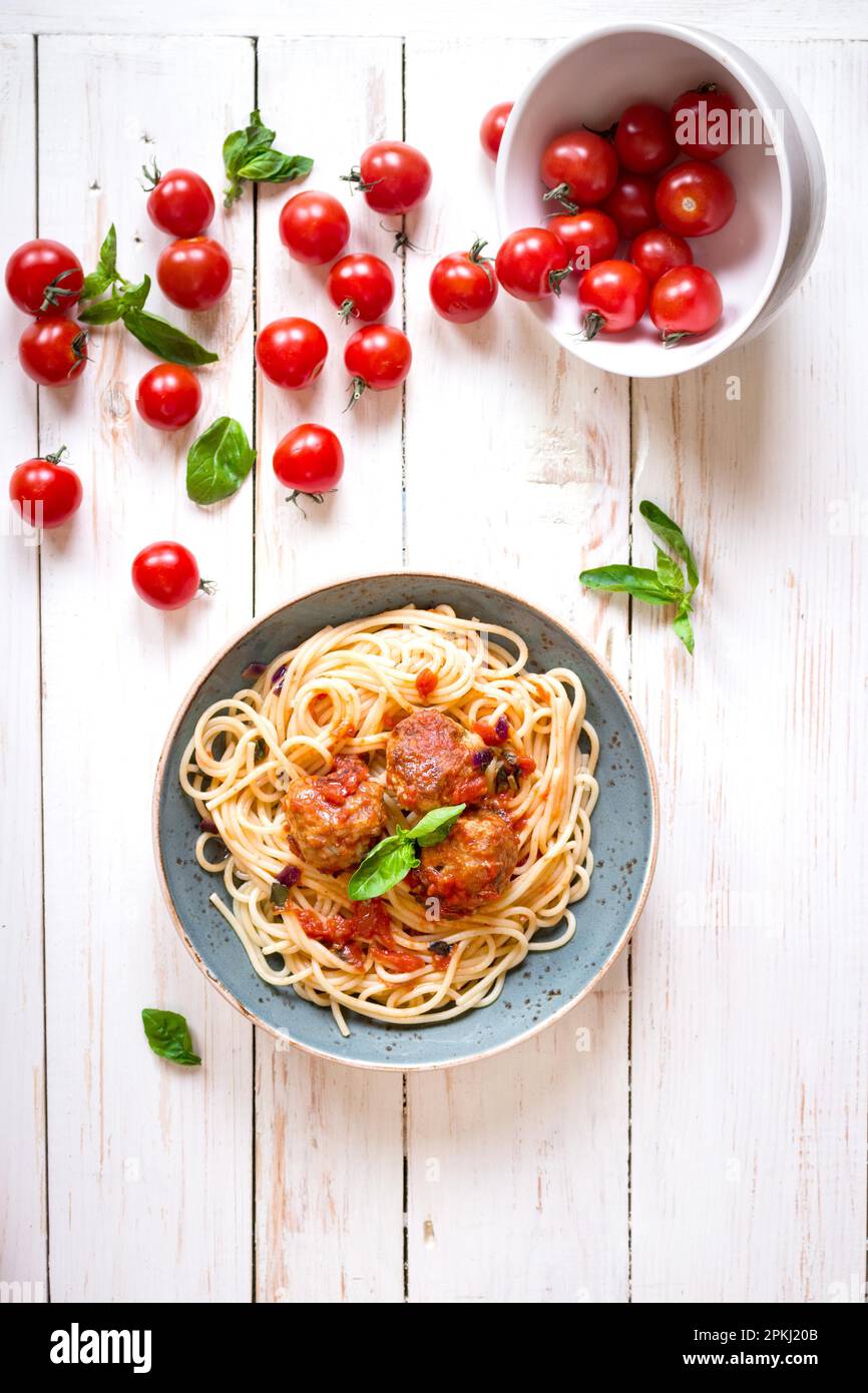 Köstliche Spaghetti mit hackbällchen und Tomatensauce auf einem Teller. Serviert auf einem weißen rustikalen Holztisch. Ein italienisch-amerikanische Gericht. Ansicht von oben Stockfoto