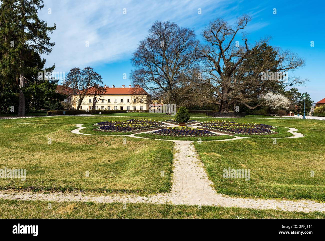 Öffentlicher Park mit Pflanzen in der Nähe der Burg Lednice in der tschechischen republik während des wunderschönen Frühlings Stockfoto