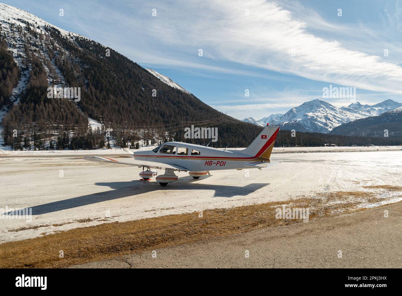 Samedan, Schweiz, 21. Februar 2023 Piper PA-28-181 Archer II parkt auf dem Feld Stockfoto