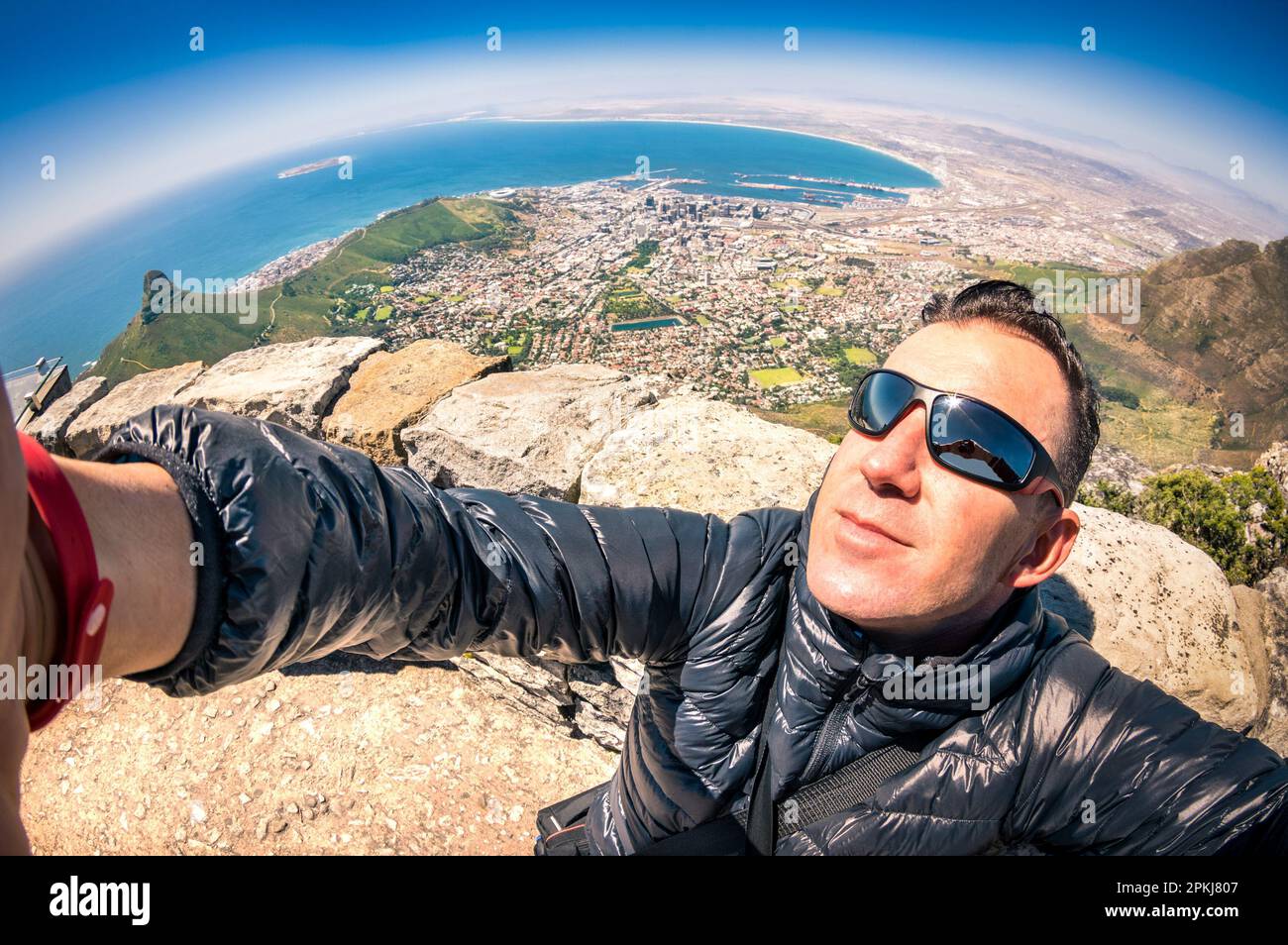 Moderne gutaussehenden jungen Mann eine selfie am Tafelberg in Kapstadt - Adventure travel Lifestyle in Verbindung mit der Natur - Reise Ausflug Stockfoto