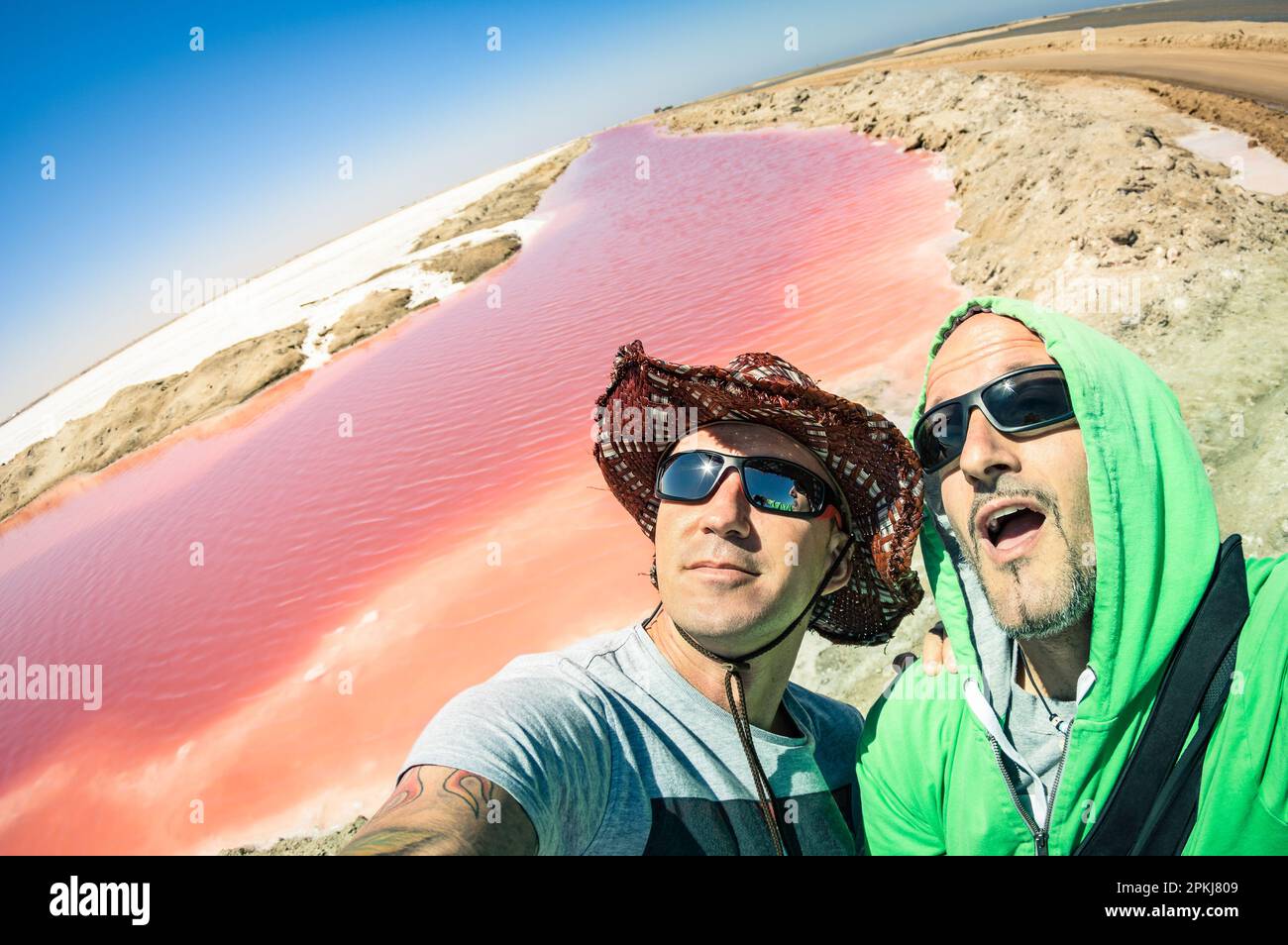 Abenteuerliche hipster beste Freunde in Walvis Bay pink Salines in Namibia - Wandern Reisen Lifestyle gemeinsame glückliche Momente mit neuen Trends und moderne Tech Stockfoto