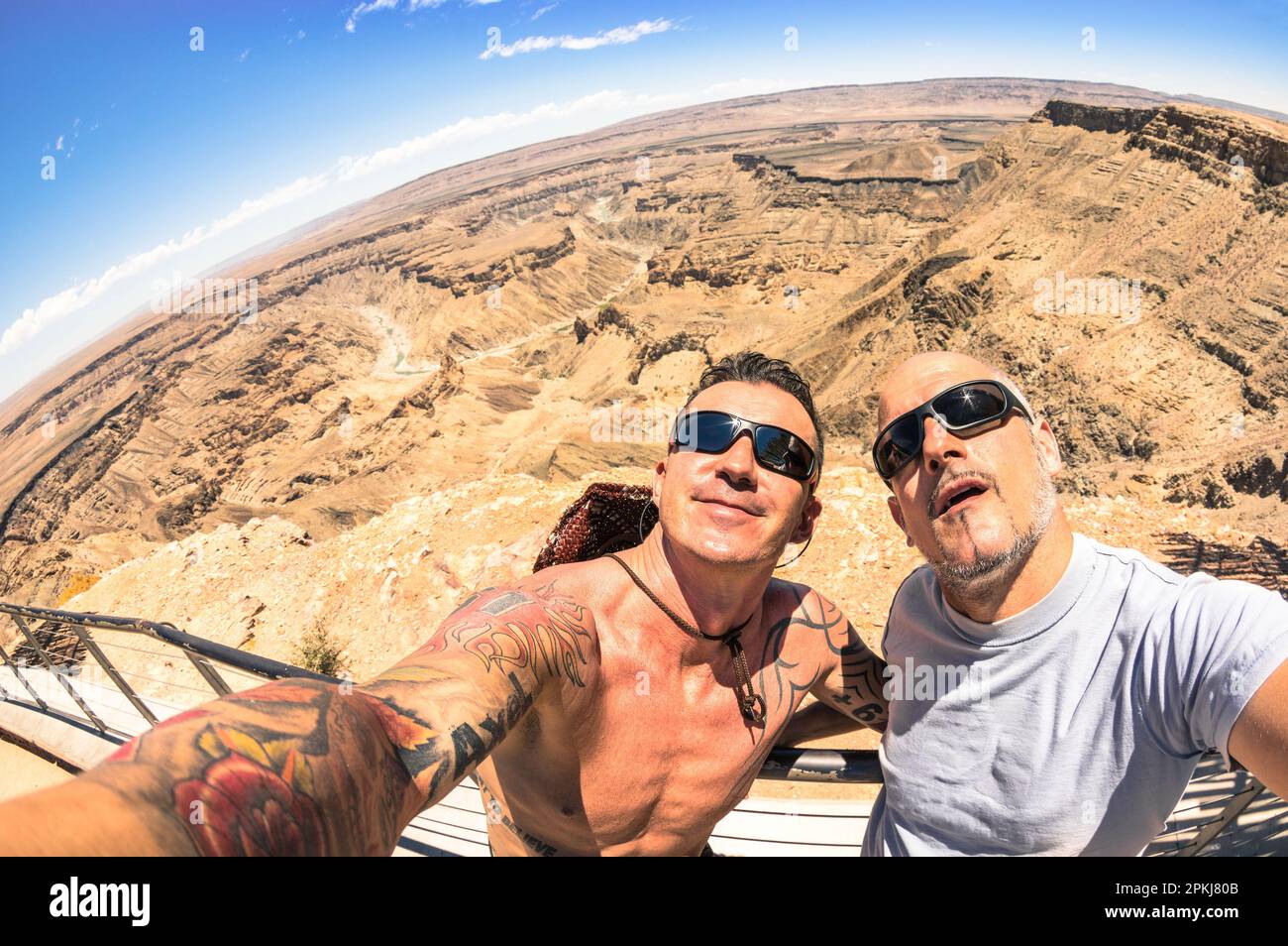 Abenteuerlustige beste Freunde machen Selfie im Fish River Canyon in Namibia - Abenteuerreise Lebensstil Happy Fun Moment genießen - Ausflug zusammen um t Stockfoto