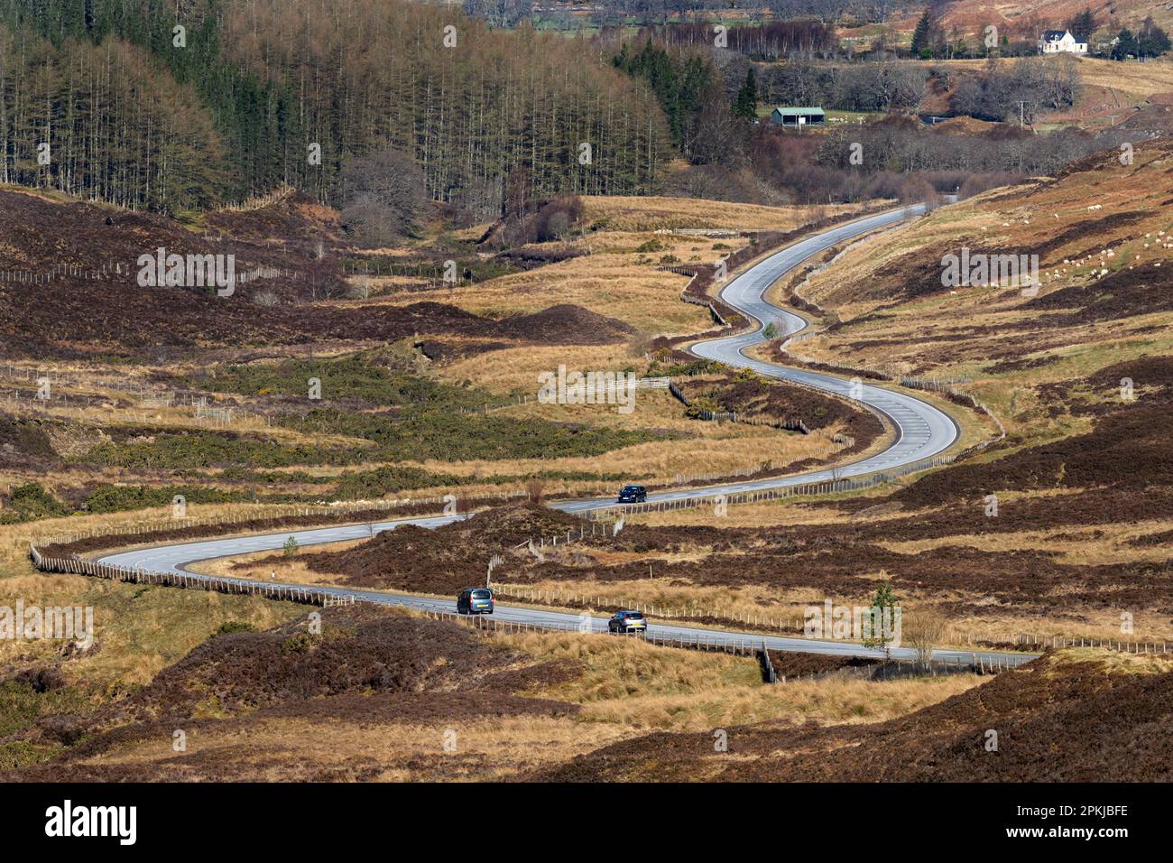 Ein Blick auf die A832 in Richtung Nordwesten, während sie durch Glen Docherty geht, nahe Kinlochewe in Wester Ross, Schottland, Stockfoto