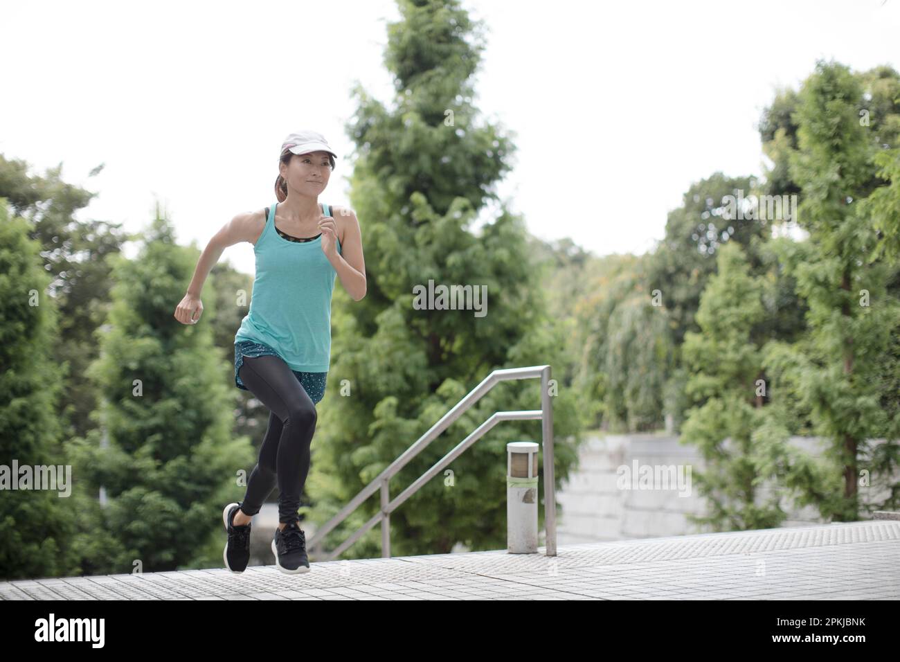 Eine Joggingfrau, die die Treppe raufläuft Stockfoto
