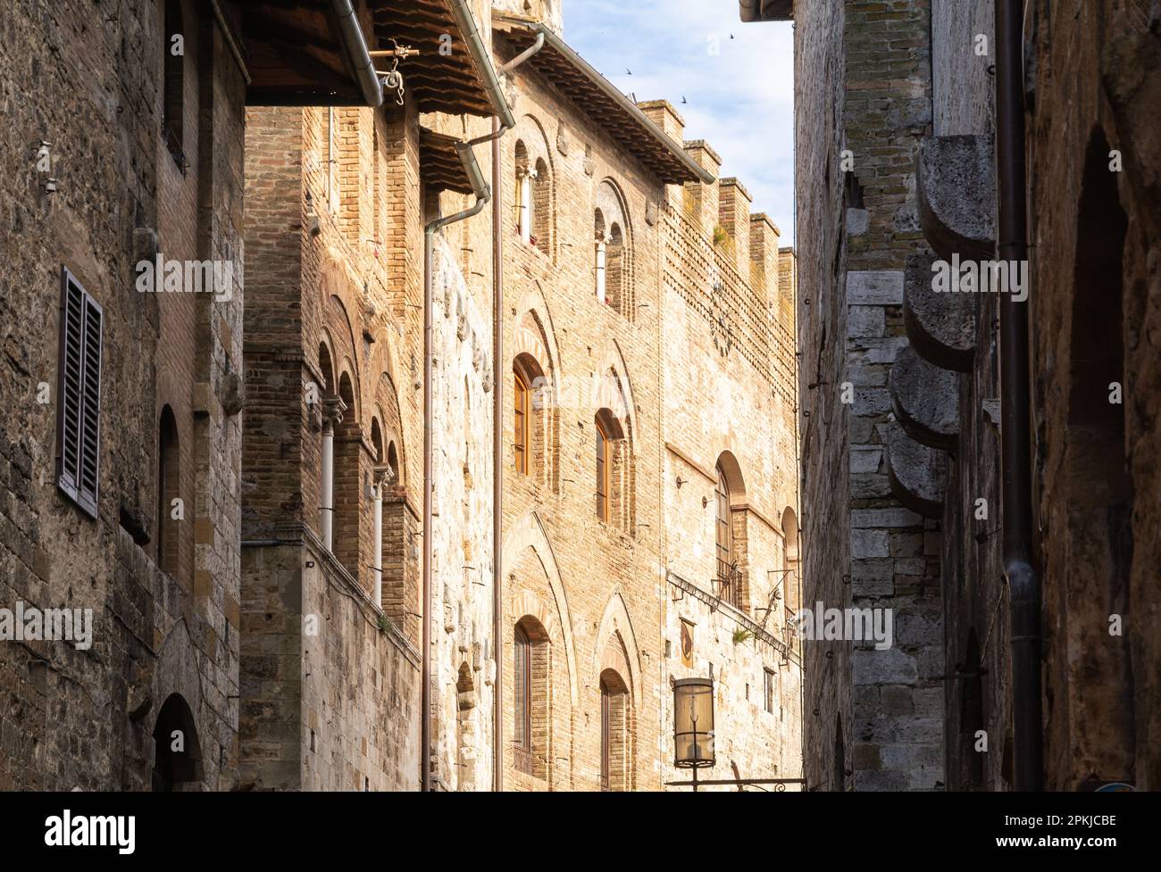 Das historische Zentrum von San Gimignano ist bekannt für seine mittelalterlichen Turmhäuser und Kunstwerke - Provinz Siena - Toskana-Region in Mittelitalien - EUR Stockfoto