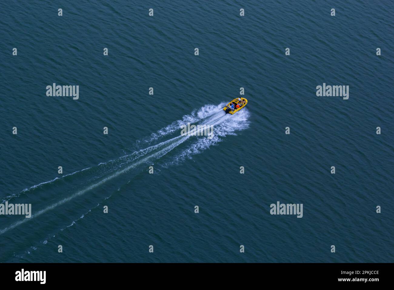 Eine Draufsicht über die Geschwindigkeit eines Motorboots, das auf dem Wasser segelt. Stockfoto