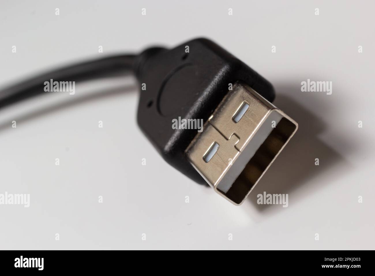 Nahaufnahme des USB-Kabels auf weißem Hintergrund. Datenübertragungstechnologien zwischen Geräten über Kabel. Stockfoto
