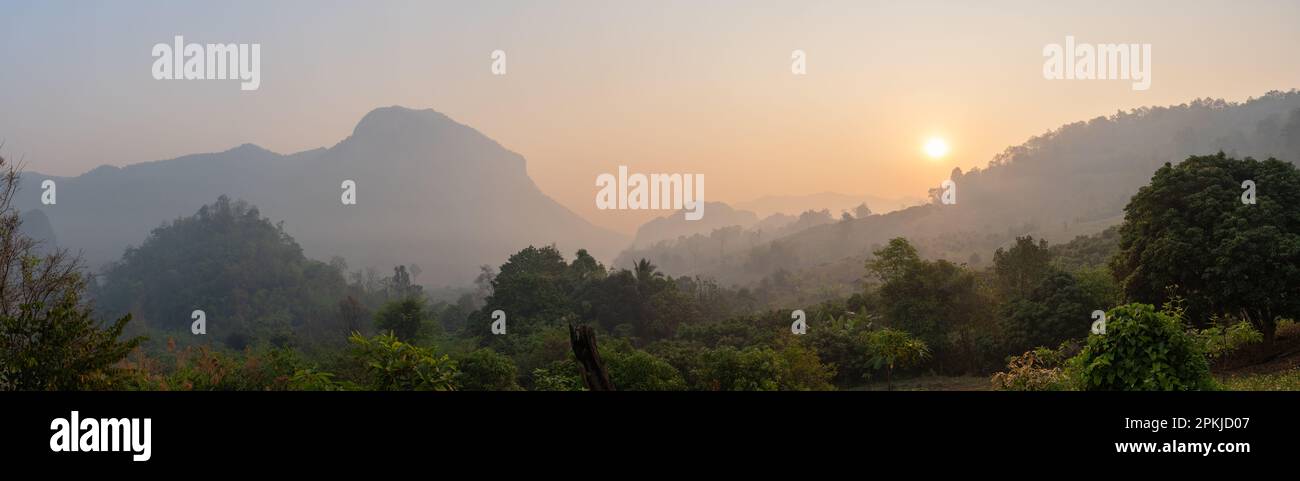 Malerische Berglandschaft bei Sonnenaufgang in den wunderschönen Bergen des ländlichen Chiang Dao, Chiang Mai, Thailand Stockfoto