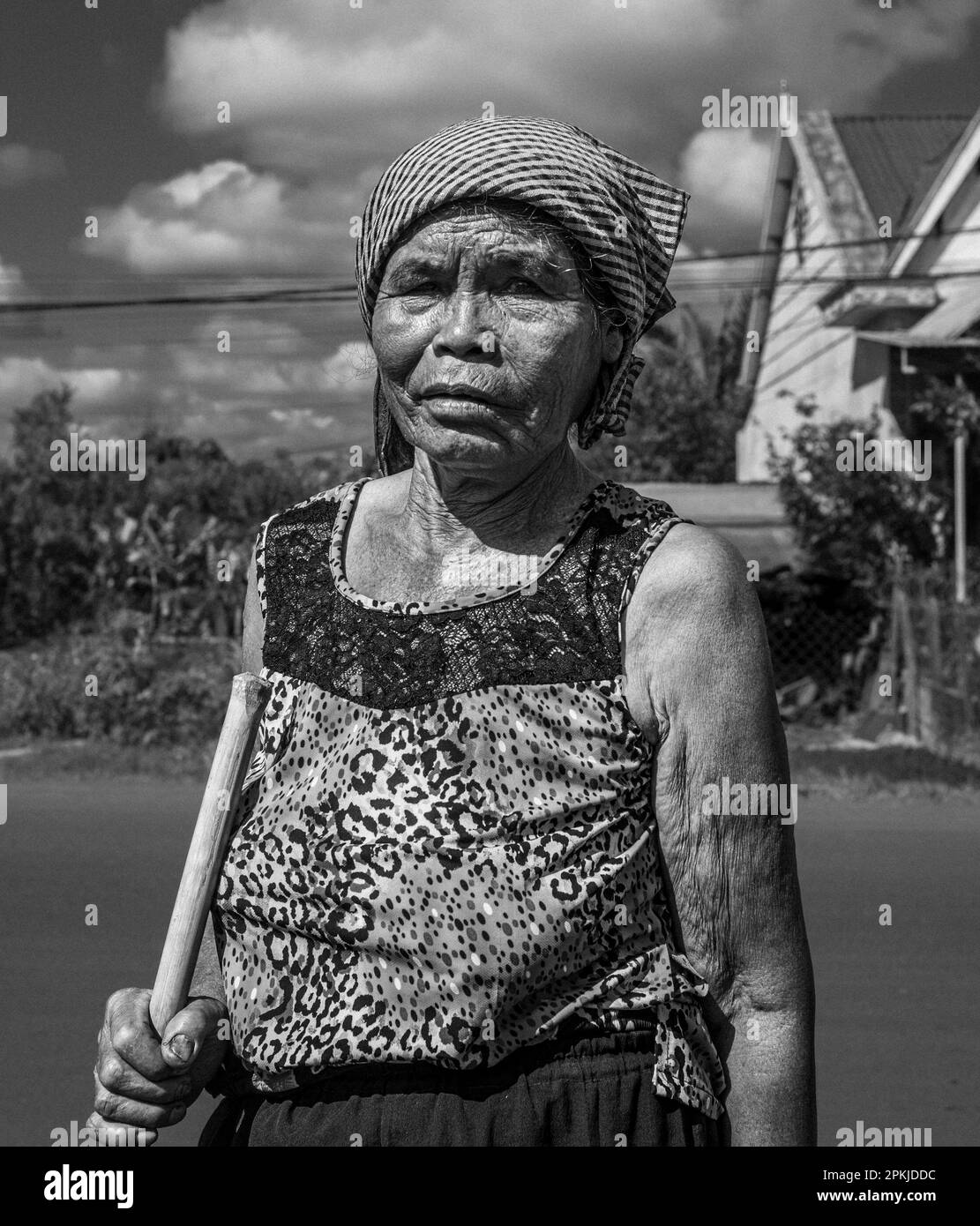 RO Lan Dit, eine ältere Frau aus einer ethnischen Minderheit Jerais im Dorf Ia Pia, Bezirk Chu Prong, Provinz Gia Lai, Vietnam. Stockfoto