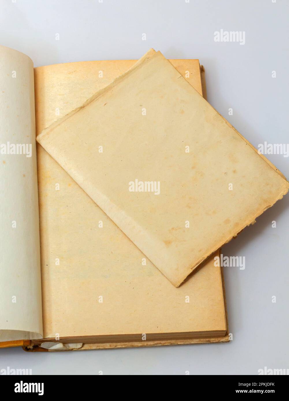 Öffnen Sie das alte Buch mit leeren Seiten und freiem Platz für Text