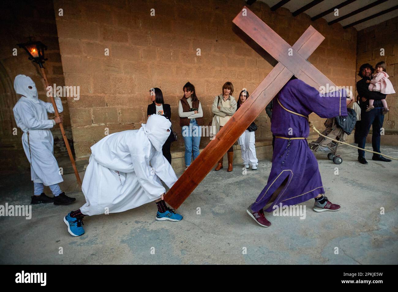 Die Brüder der „Santa de la Vera Cruz“, die in Prozession von der Kirche San Andrès in Torres del Río, Navarra, Spanien, abfahren. Die Bruderschaft der 'Santa de la Vera Cruz' feiert eine charakteristische Prozession in der Heiligen Woche in Torres del Río, Navarra, Spanien, in der die Bußgesellen weiß gekleidet sind und einen kleinen Teil des Camino de Santiago, In dem sie ein Kreuz tragen, in dem eine Buße die Stille der Nacht bricht, indem sie zum Klang der Schritte schlagen, während andere Mitglieder der Bruderschaft die Virgen de la Dolorosa tragen. Stockfoto Die Brüder der „Santa de la Vera Cruz“, die in Prozession von der Kirche San Andrès in Torres del Río, Navarra, Spanien, abfahren. Die Bruderschaft der 'Santa de la Vera Cruz' feiert eine charakteristische Prozession in der Heiligen Woche in Torres del Río, Navarra, Spanien, in der die Bußgesellen weiß gekleidet sind und einen kleinen Teil des Camino de Santiago, In dem sie ein Kreuz tragen, in dem eine Buße die Stille der Nacht bricht, indem sie zum Klang der Schritte schlagen, während andere Mitglieder der Bruderschaft die Virgen de la Dolorosa tragen. Stockfoto